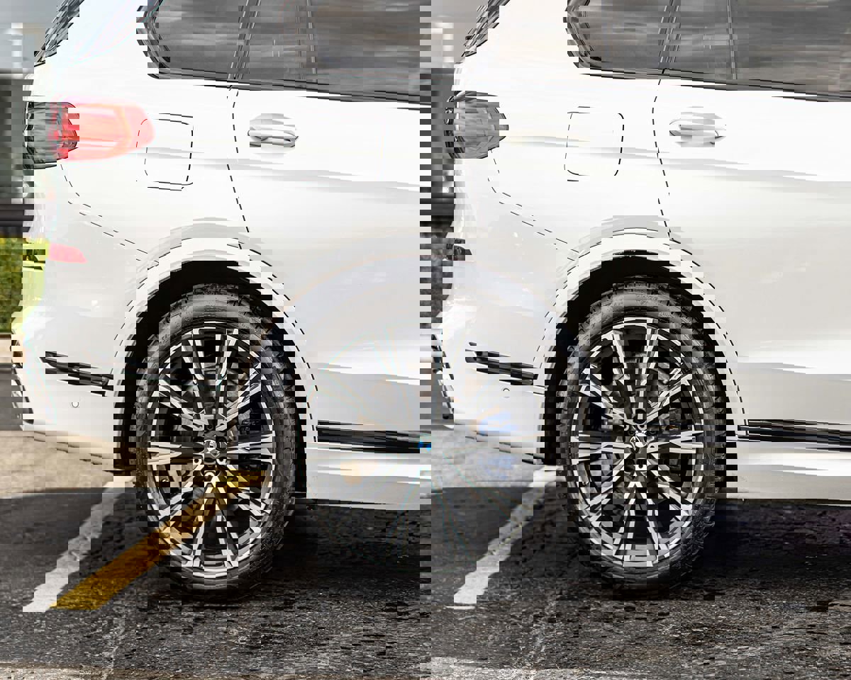 Used 2019 BMW X7 xDrive50i w/ Dynamic Handling Package image 13