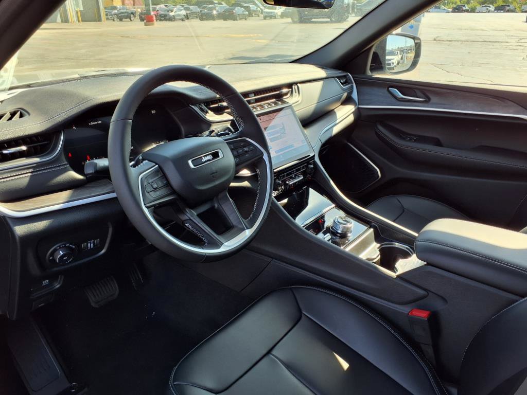 Certified 2025 Jeep Grand Cherokee Limited w/ Black Appearance Package AWD/4WD image 6