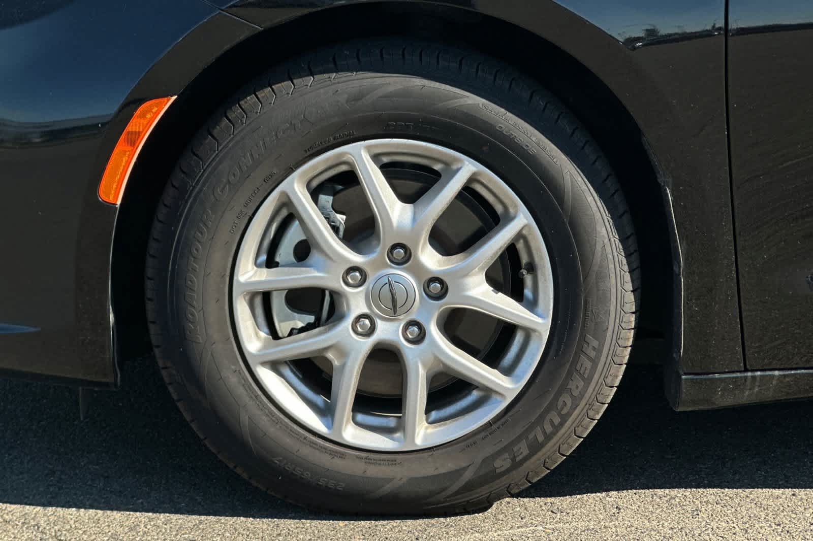 Used 2024 Chrysler Pacifica Touring-L FWD image 32