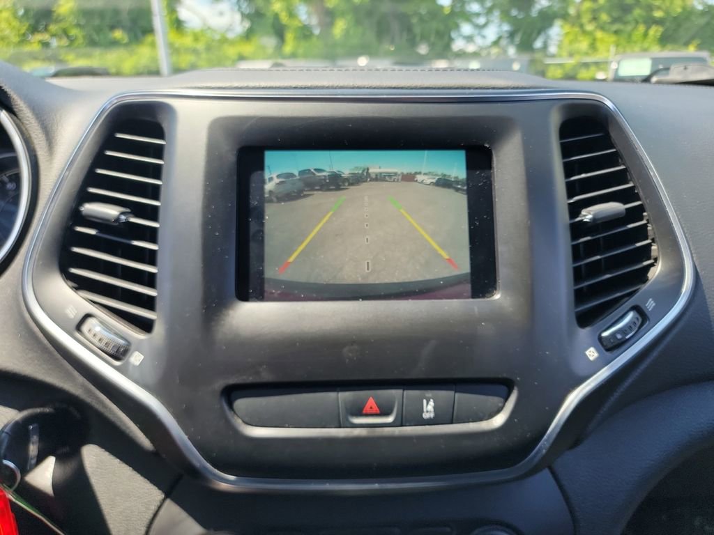 Used 2021 Jeep Cherokee Latitude w/ Mopar Interior Package AWD/4WD image 18