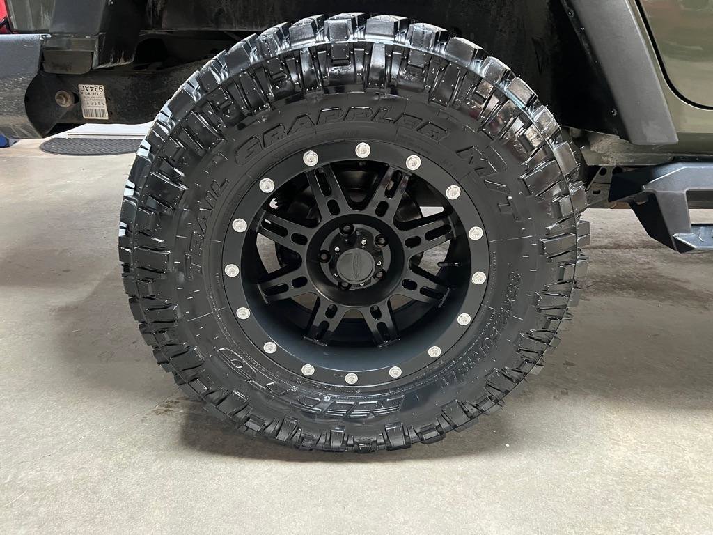 Used 2015 Jeep Wrangler Unlimited Rubicon w/ Connectivity Group image 17