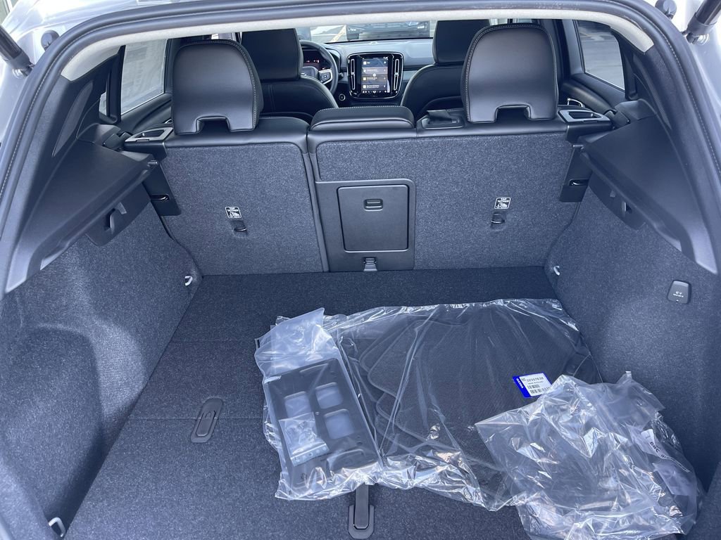 Used 2024 Volvo XC40 B5 Plus image 5