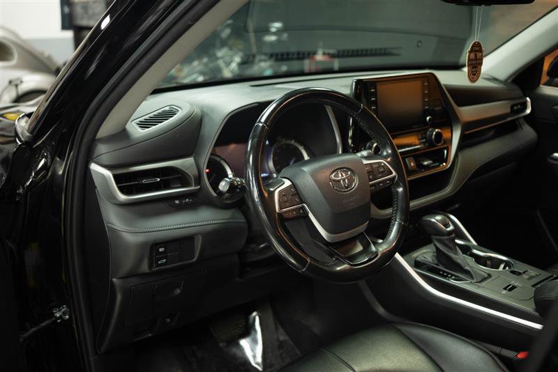 Used 2022 Toyota Highlander XLE FWD image 10