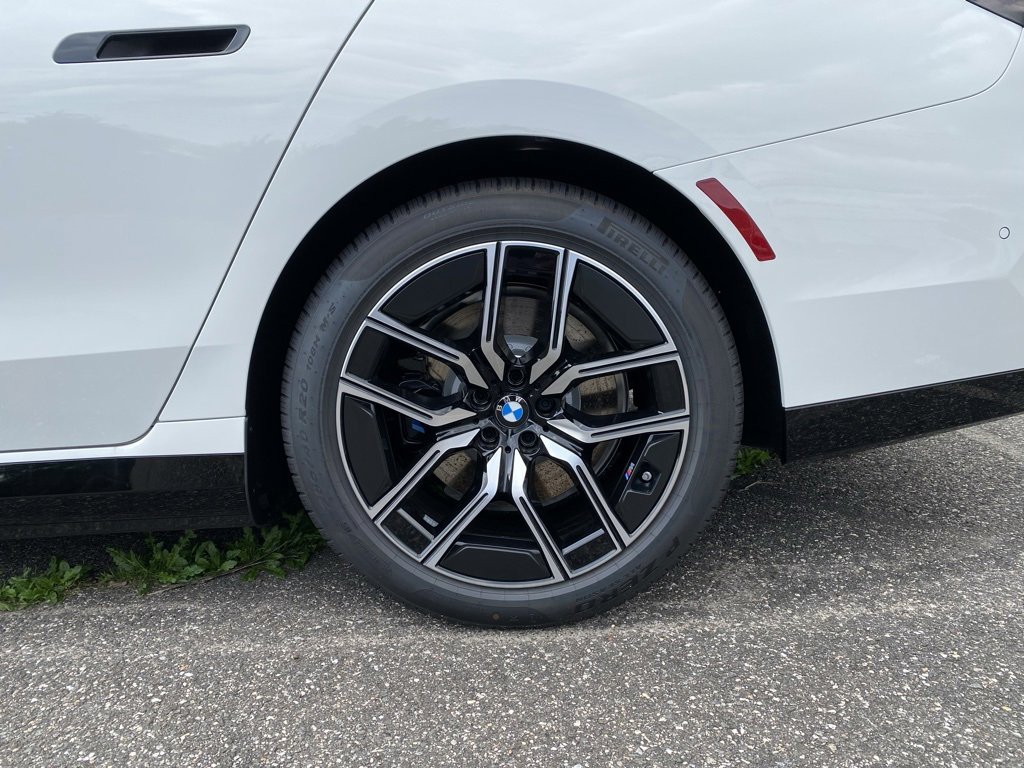 New 2026 BMW 750e xDrive w/ Premium Package image 6