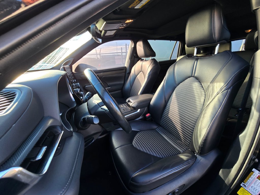 Used 2021 Toyota Highlander XSE FWD image 22