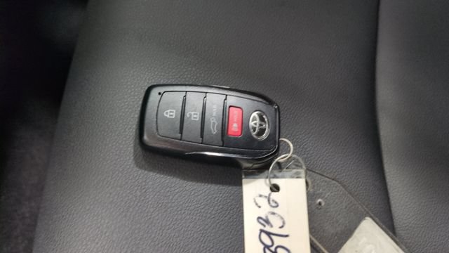 Used 2022 Toyota Corolla Cross XLE w/ Convenience Package AWD/4WD image 28
