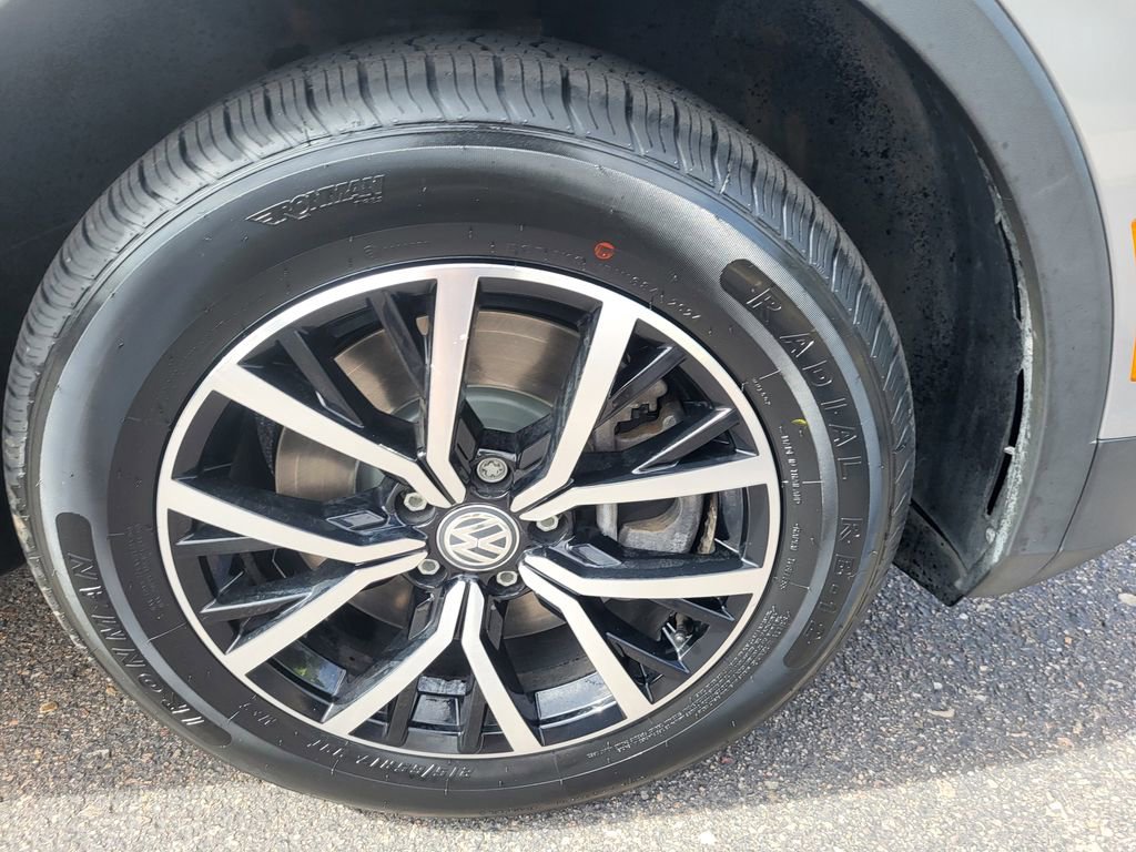 Used 2021 Volkswagen Tiguan SE w/ Panoramic Sunroof Package image 24