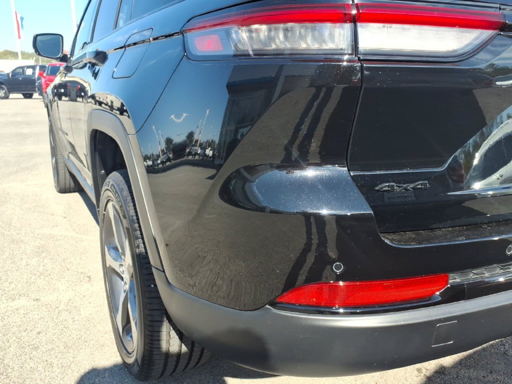 Used 2025 Jeep Grand Cherokee Limited w/ Black Appearance Package AWD/4WD image 19