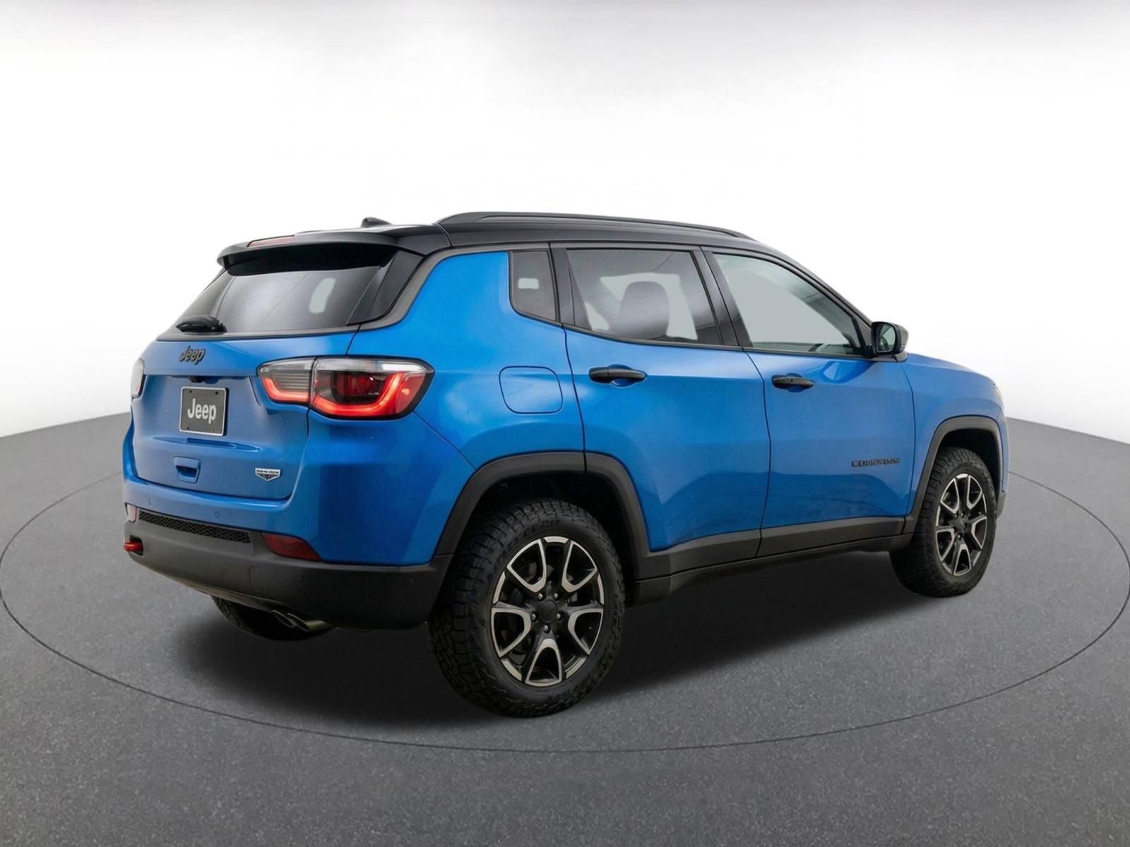 Used 2025 Jeep Compass Trailhawk AWD/4WD image 11