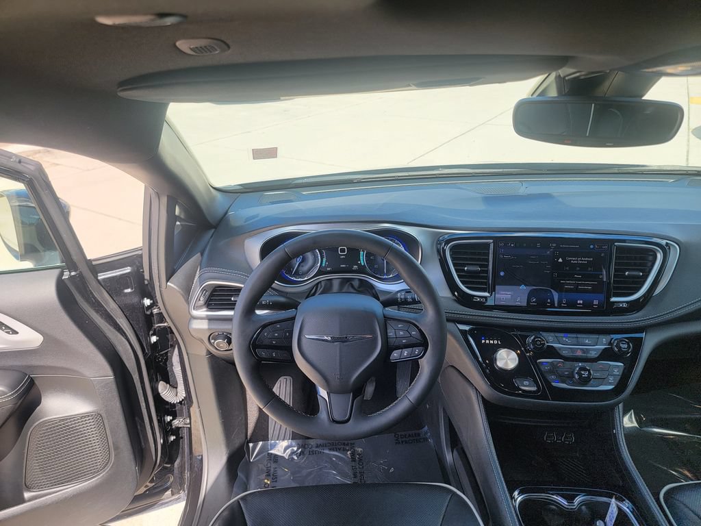 Used 2025 Chrysler Pacifica Limited FWD image 19