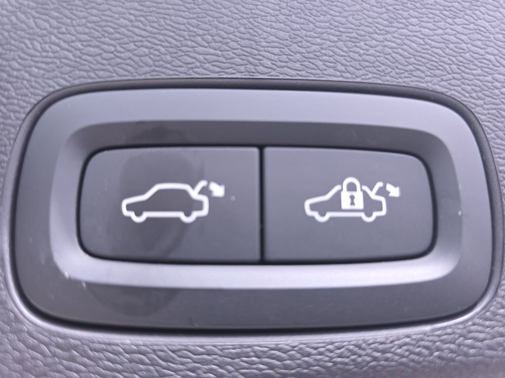 Used 2023 Volvo XC60 B5 Core image 15