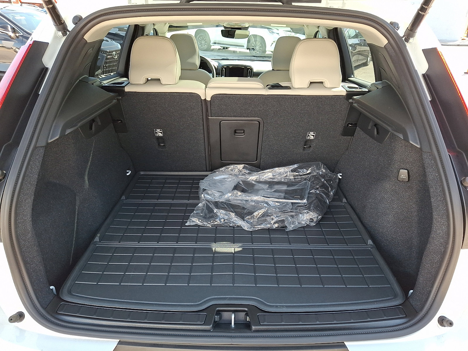 Used 2024 Volvo XC40 B5 Plus w/ Climate Package image 29