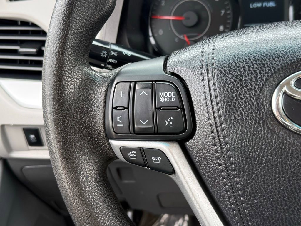 Used 2017 Toyota Sienna L FWD image 30