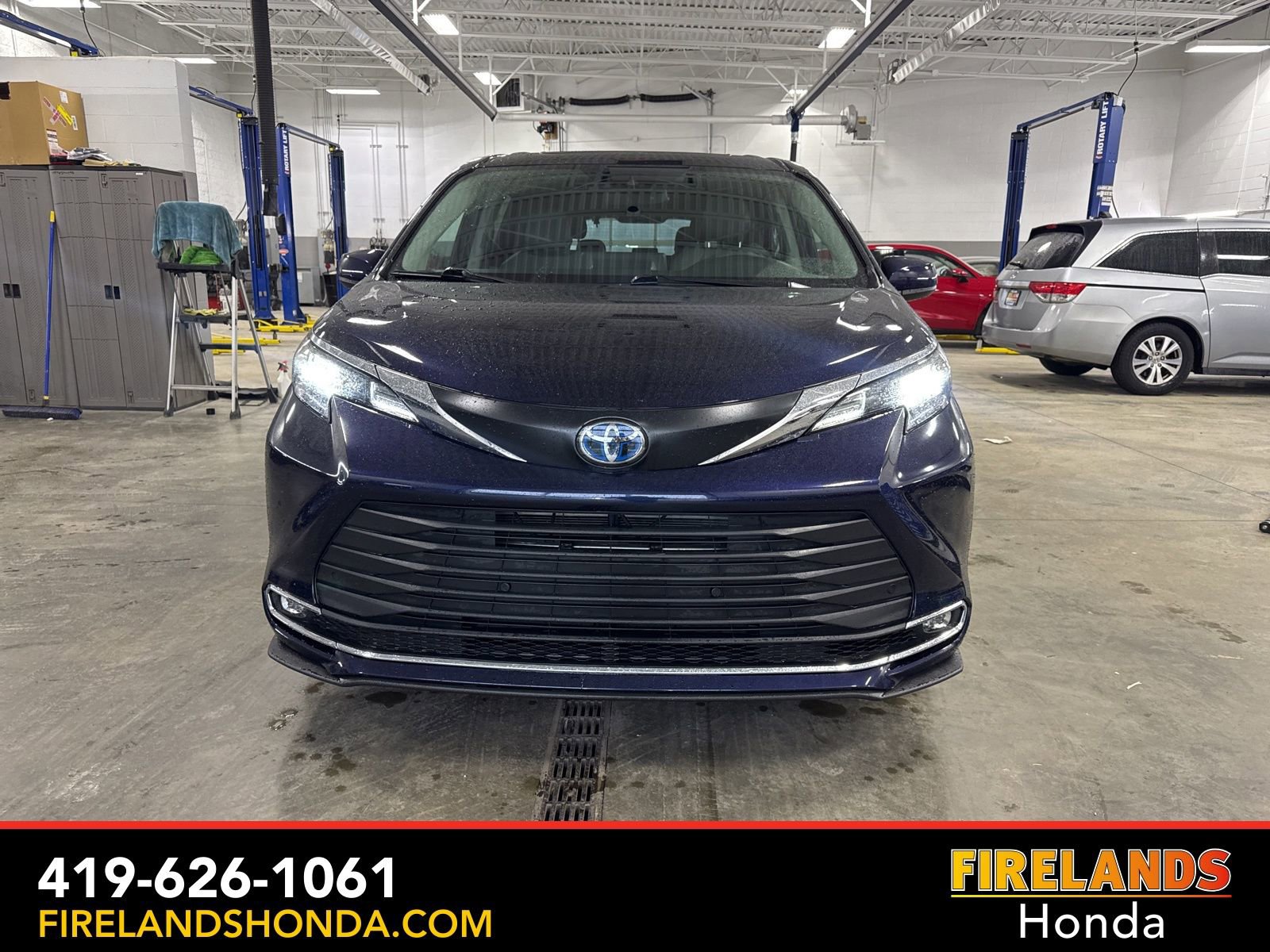 Used 2024 Toyota Sienna XLE AWD/4WD image 8