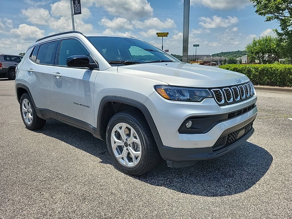 Used 2025 Jeep Compass Latitude AWD/4WD image 3