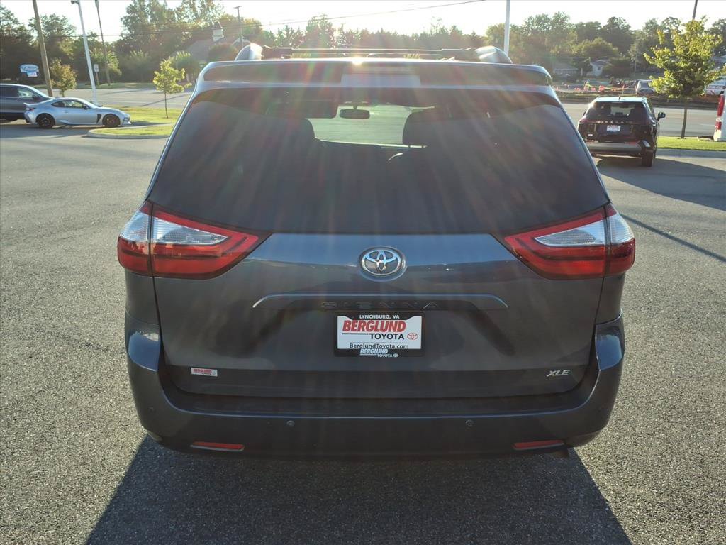 Used 2015 Toyota Sienna XLE w/ XLE Navigation Package FWD image 11