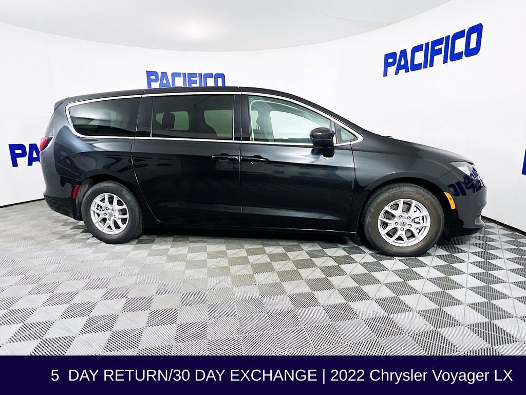 Used 2022 Chrysler Voyager LX image 9