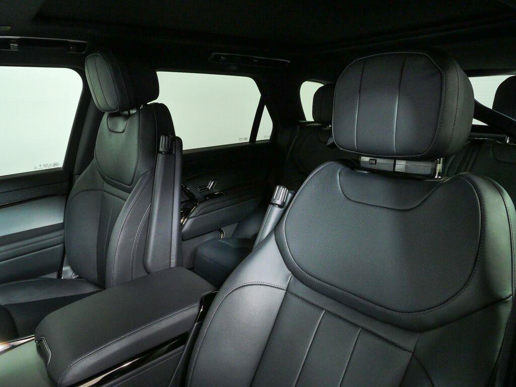 Used 2025 Land Rover Range Rover Sport Dynamic SE AWD/4WD image 5