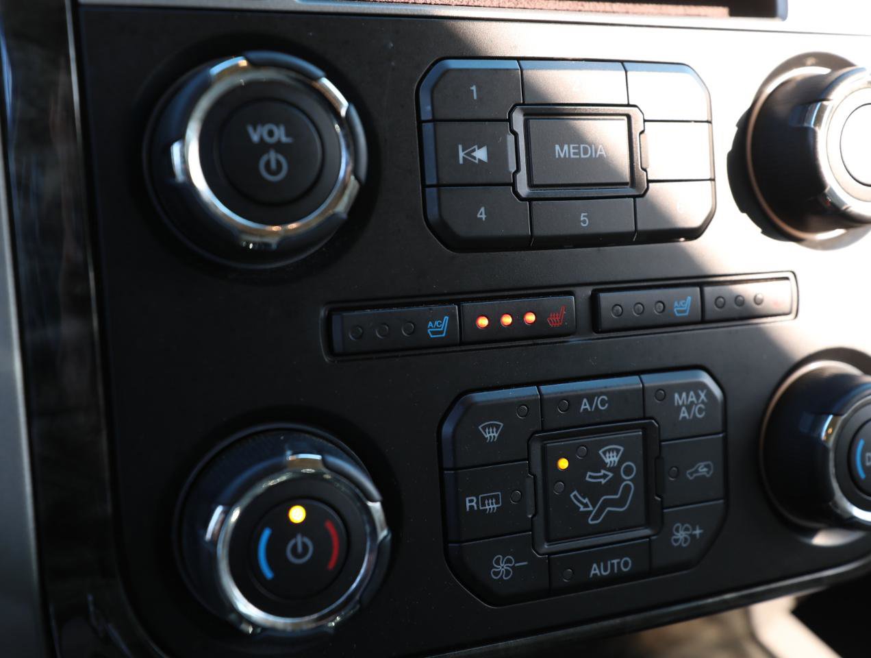 Used 2016 Ford Expedition Limited image 23