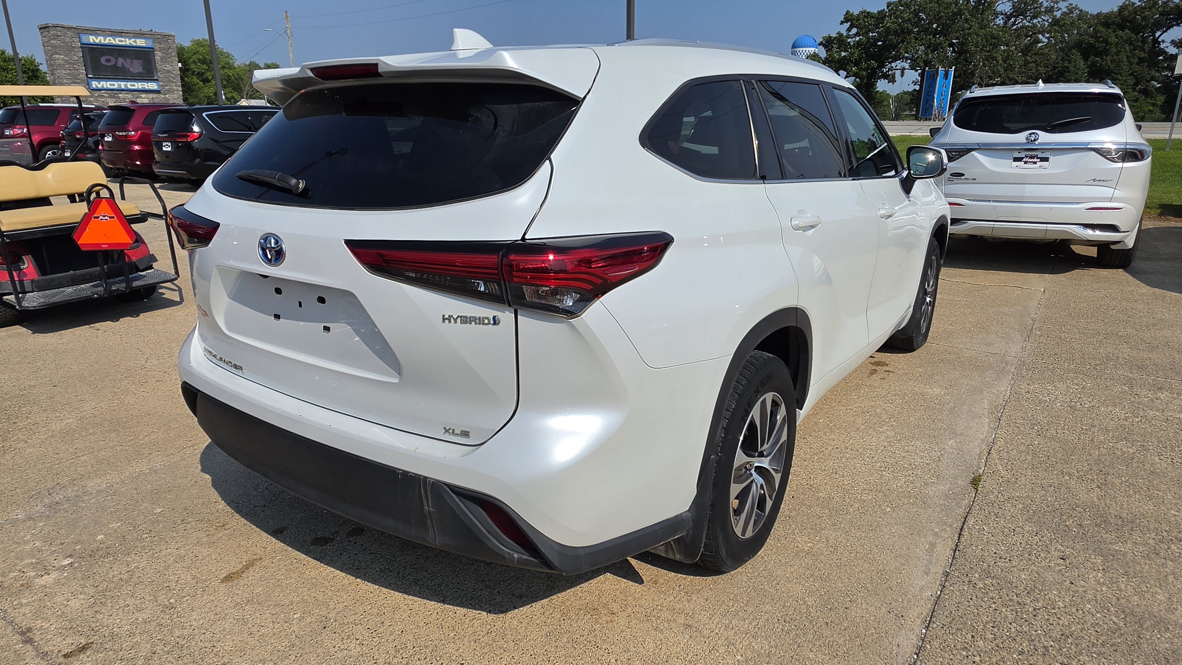 Used 2022 Toyota Highlander XLE AWD/4WD image 5