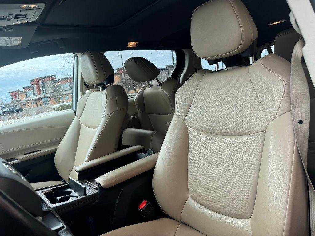 Used 2022 Toyota Sienna XLE image 13