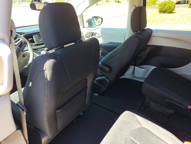 Used 2017 Chrysler Pacifica LX FWD image 13