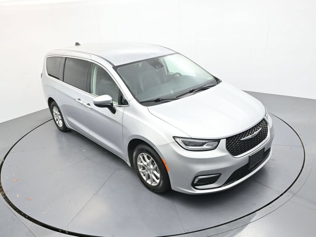 Used 2023 Chrysler Pacifica Touring-L FWD image 18