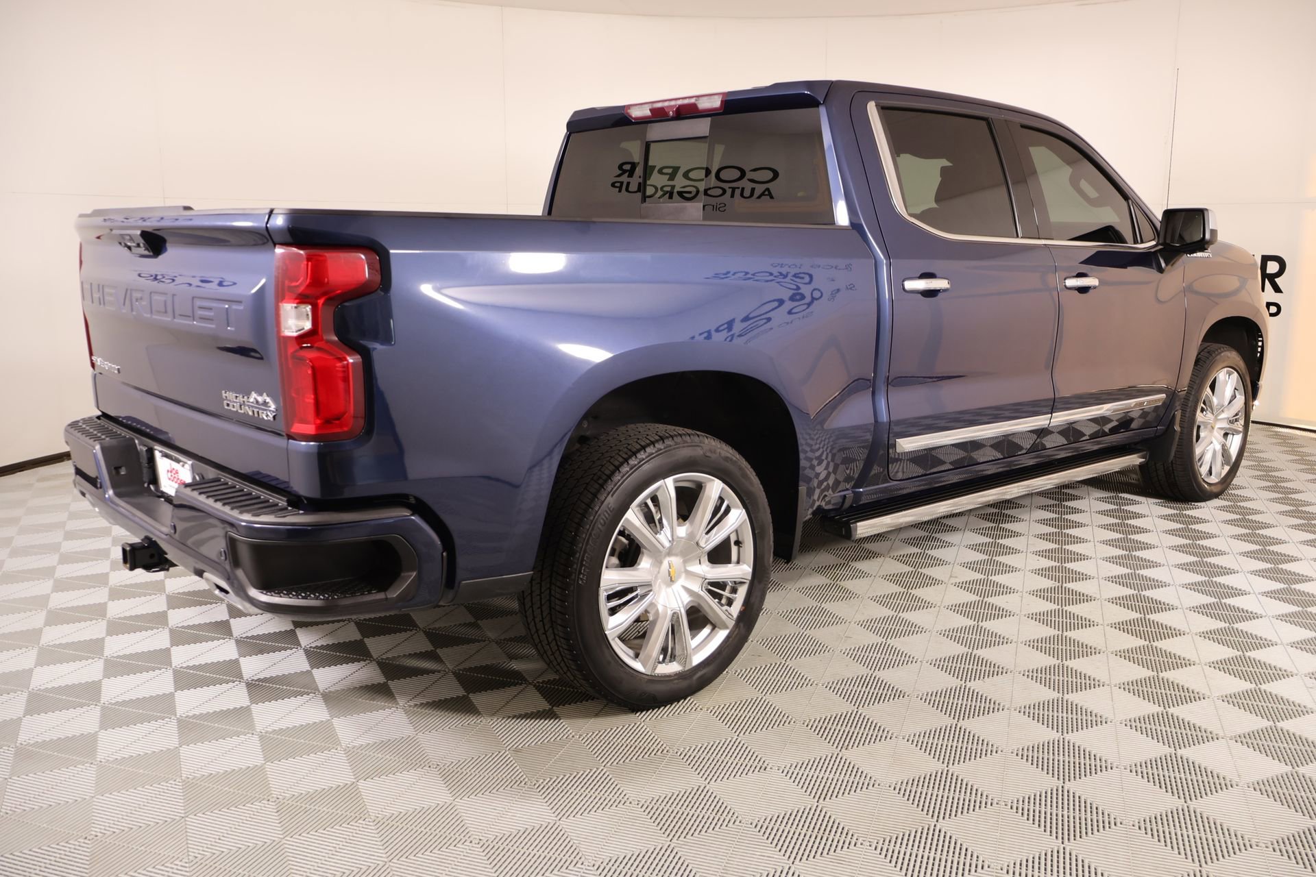 Used 2022 Chevrolet Silverado 1500 High Country w/ High Country Premium Package AWD/4WD image 22