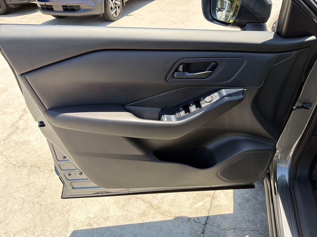 Used 2025 Nissan Rogue S FWD image 14