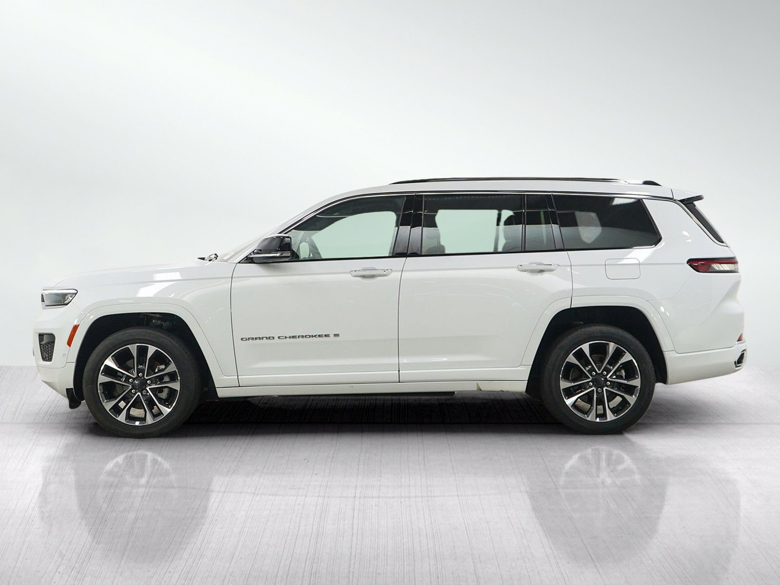 Used 2021 Jeep Grand Cherokee L Overland w/ Advanced Protech Group III AWD/4WD image 2