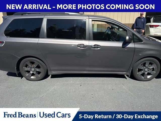 Used 2016 Toyota Sienna SE Premium w/ Four Season Floor Mat Package FWD image 6