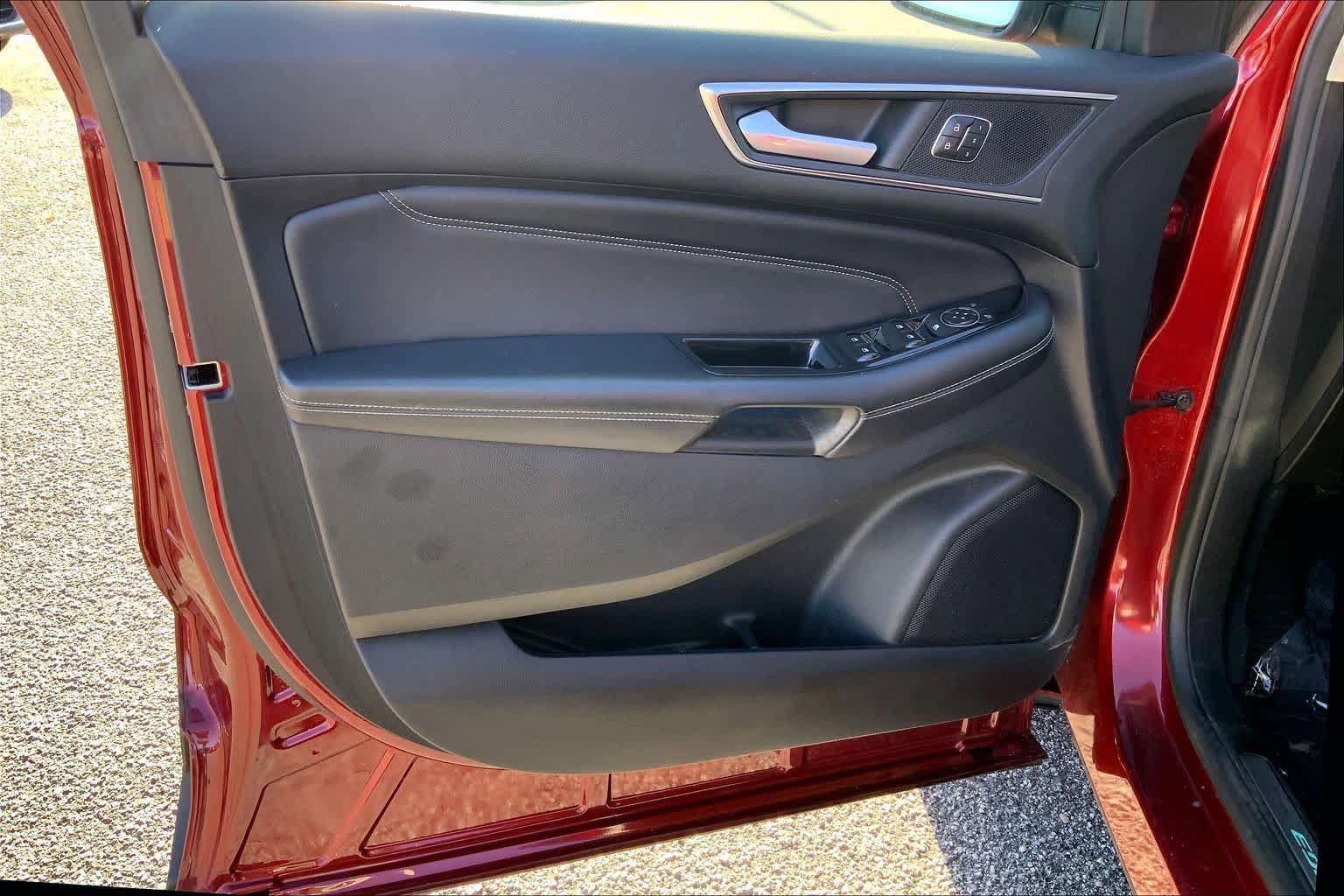 Used 2017 Ford Edge Titanium w/ Technology Package FWD image 21