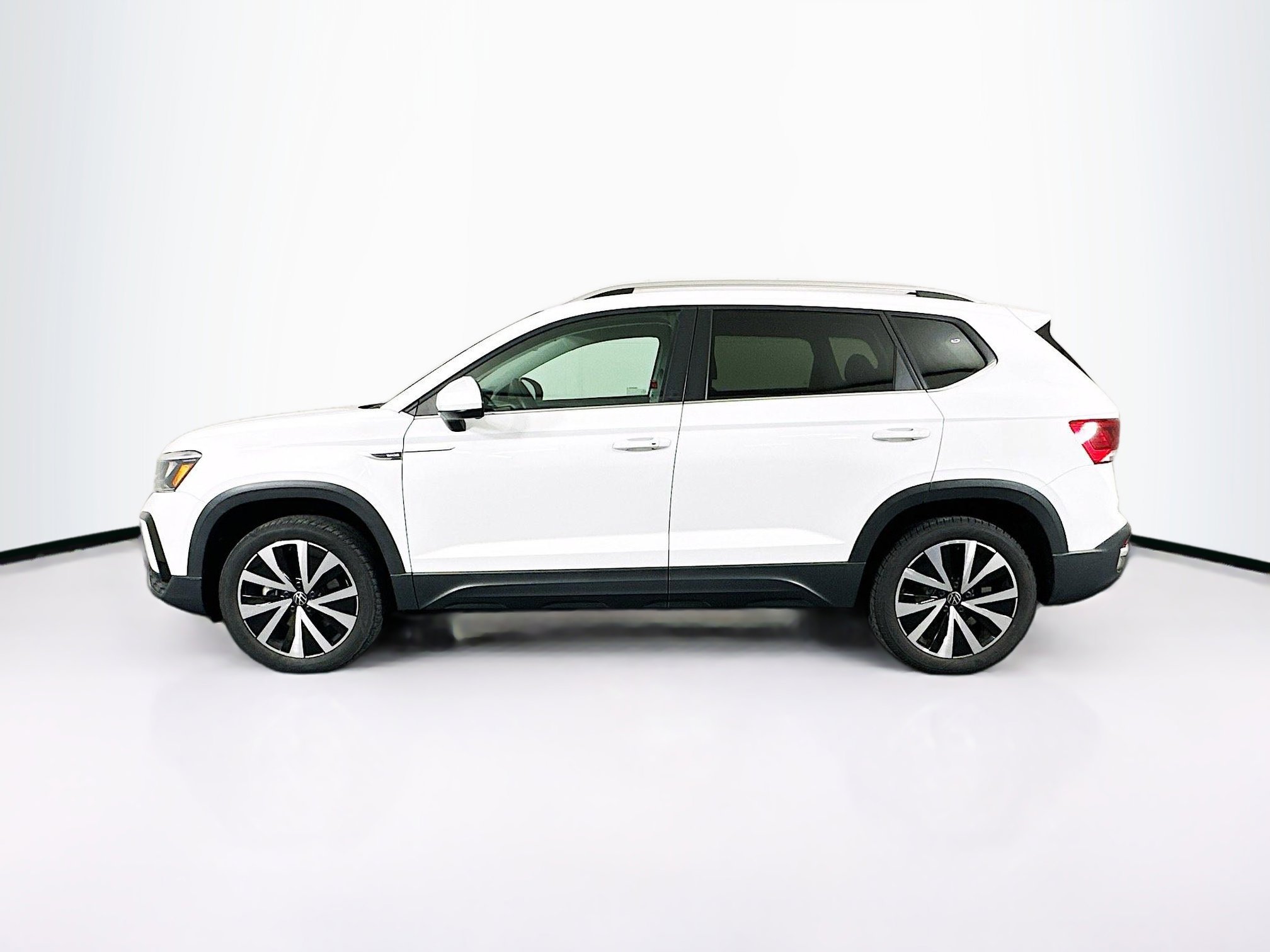 Used 2024 Volkswagen Taos SE image 4