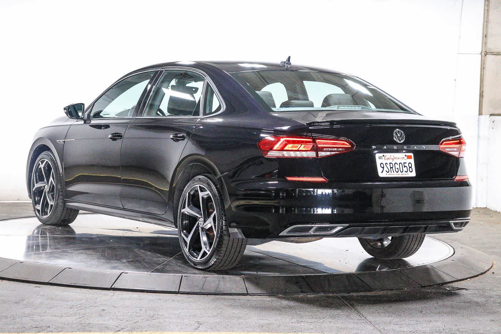 Used 2022 Volkswagen Passat 2.0T R-Line FWD image 2