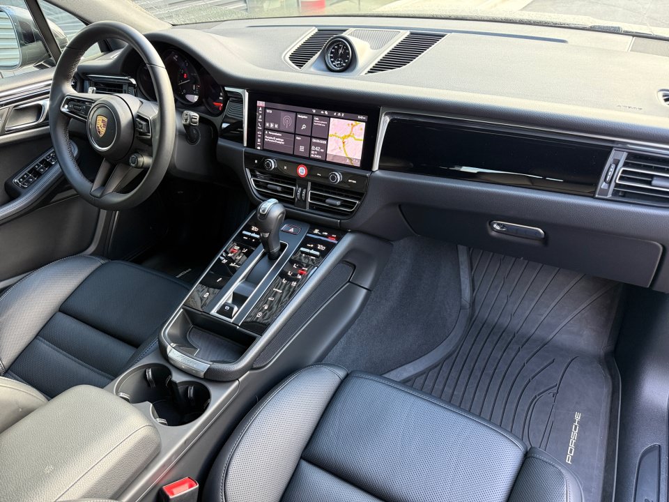 Certified 2026 Porsche Macan Turbo AWD/4WD image 18
