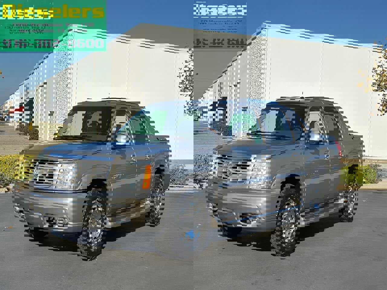 Used 2002 Cadillac Escalade EXT image 1