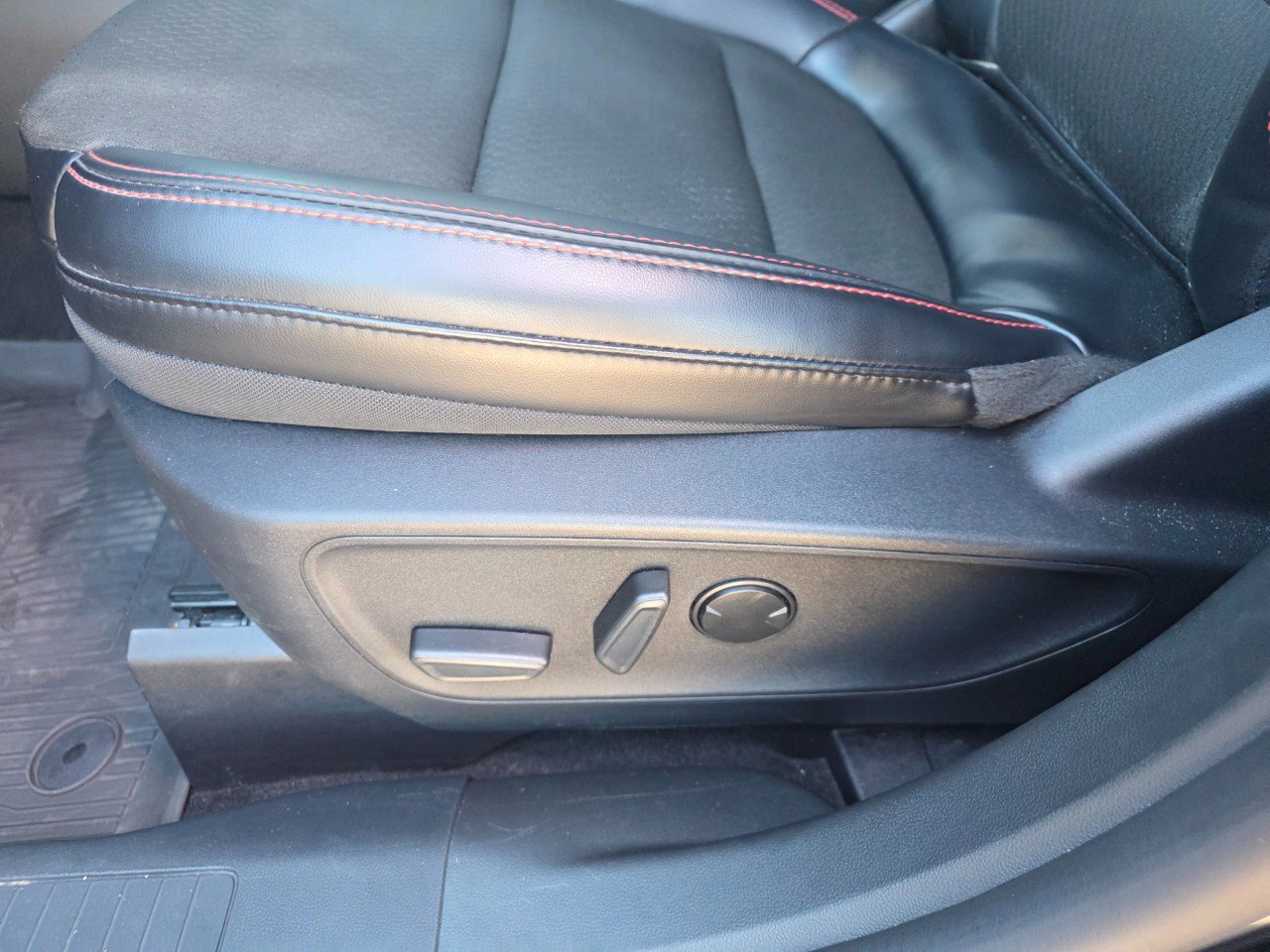 Used 2025 Ford Escape ST-Line w/ Equipment Group 301A image 24