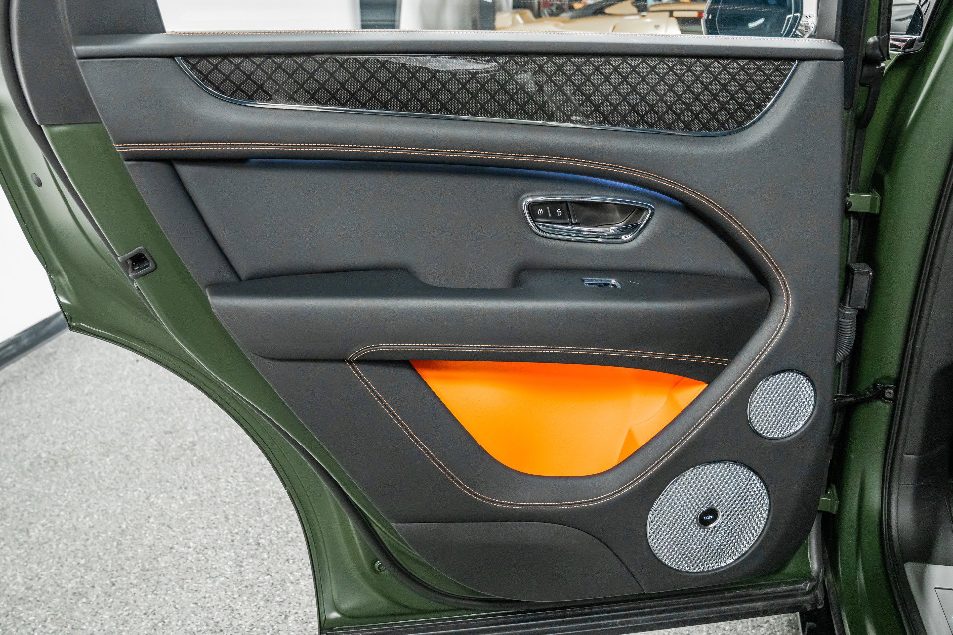 Used 2025 Bentley Bentayga image 40