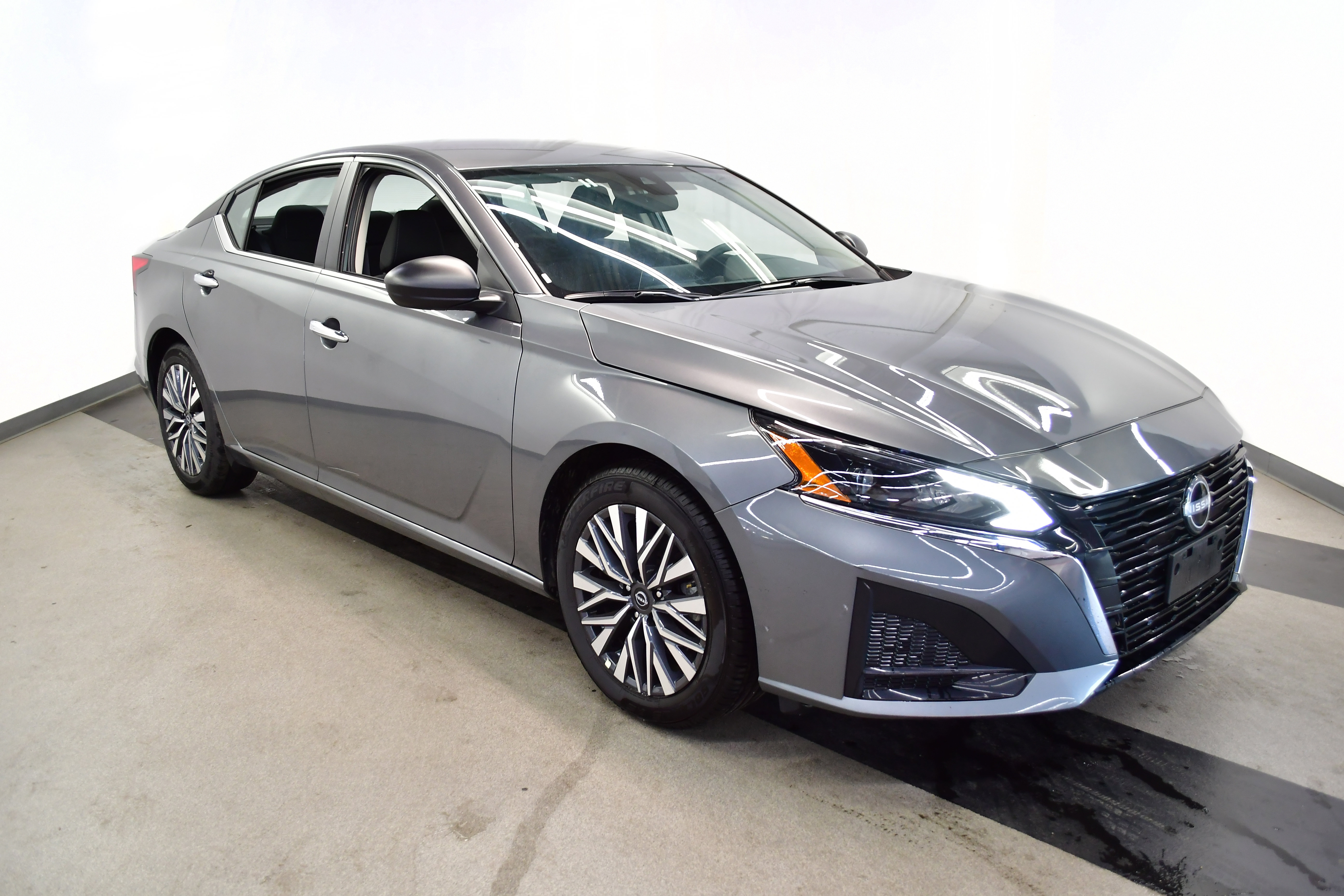 Used 2025 Nissan Altima 2.5 SV FWD image 2