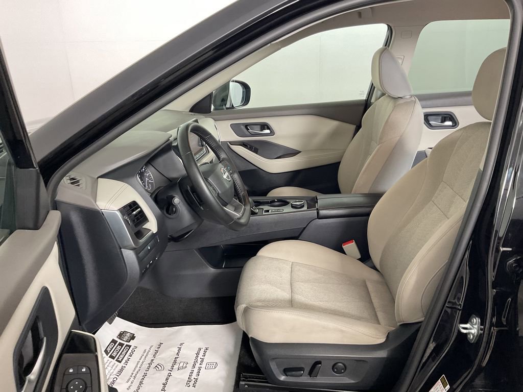 Used 2025 Nissan Rogue SV image 17