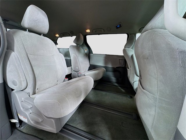 Used 2016 Toyota Sienna LE image 28
