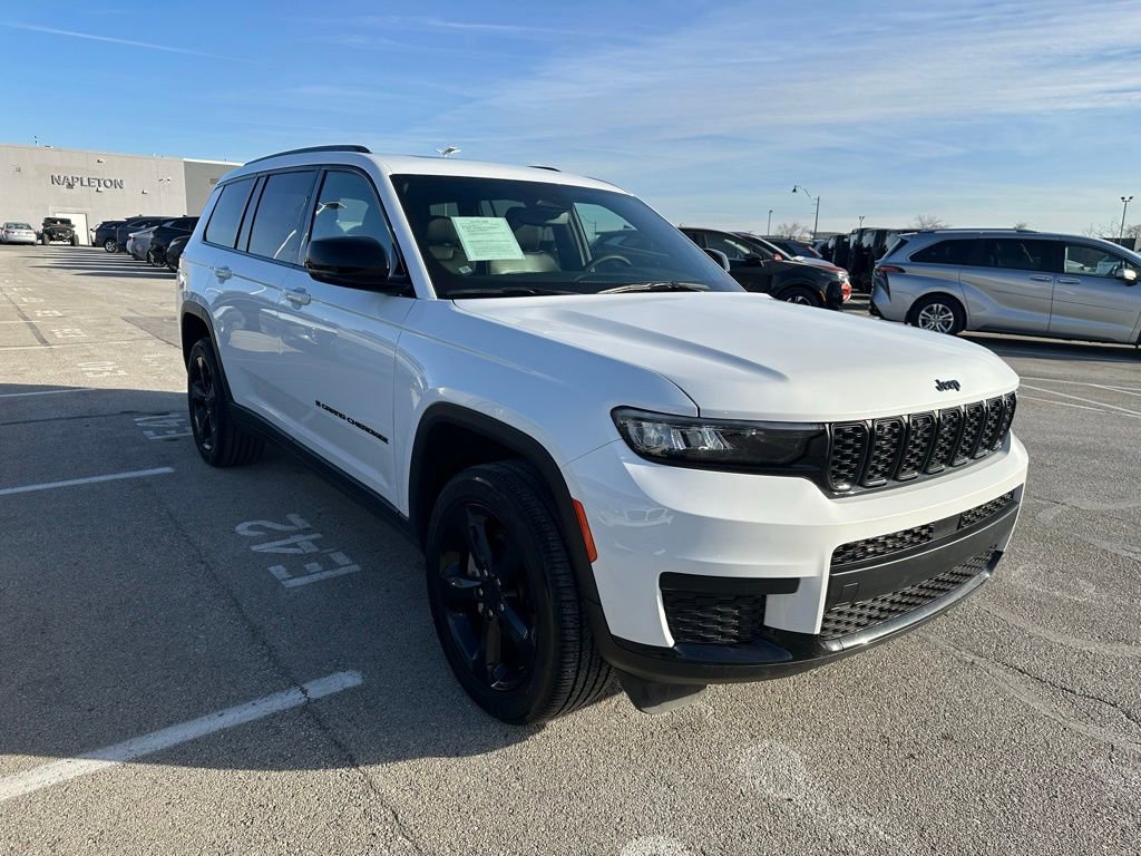 Used 2023 Jeep Grand Cherokee L Laredo image 3