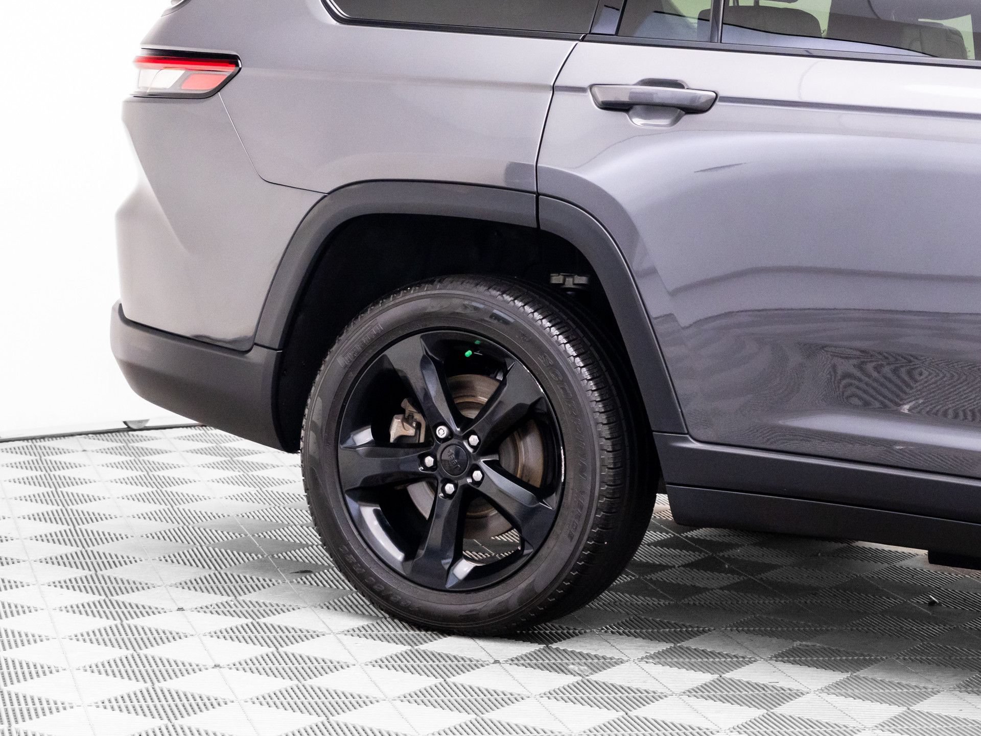 Used 2024 Jeep Grand Cherokee L Limited w/ Black Appearance Package AWD/4WD image 35