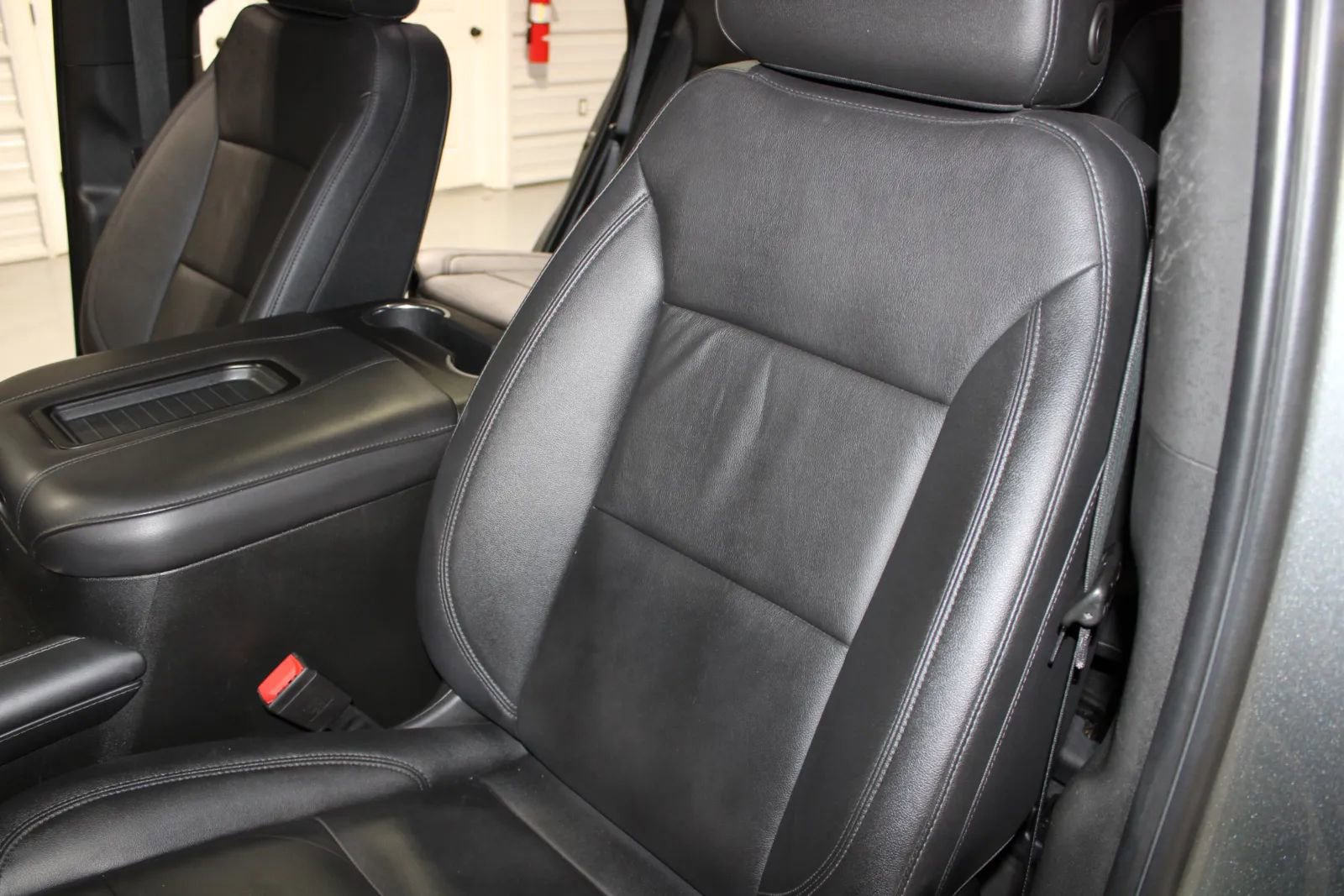 Used 2022 Chevrolet Tahoe Z71 w/ Luxury Package image 2