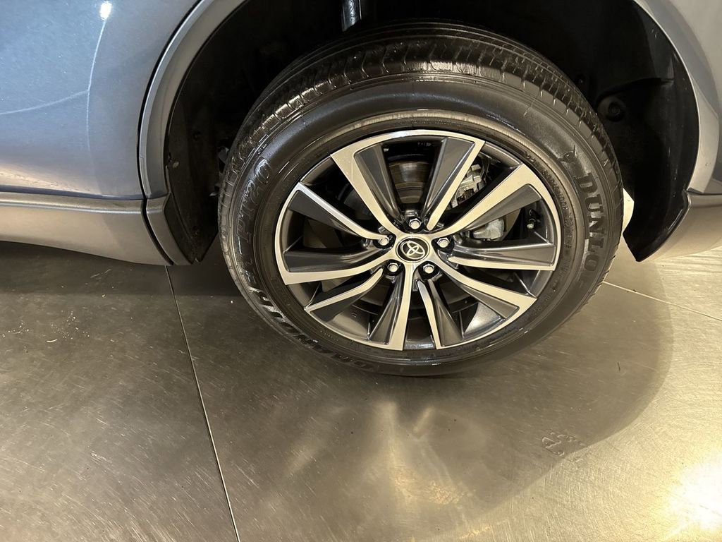 Used 2021 Toyota Venza LE image 12