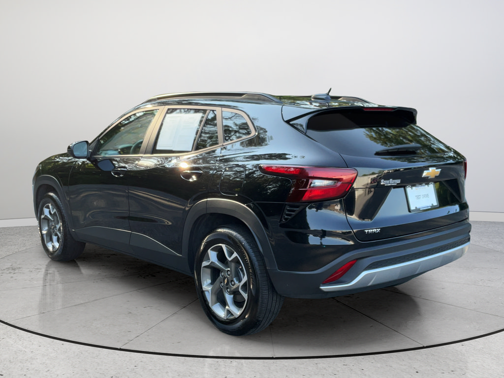 Certified 2025 Chevrolet Trax LT FWD image 9
