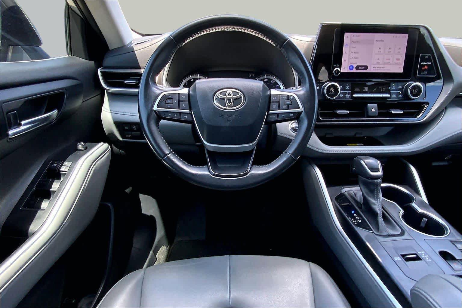 Used 2023 Toyota Highlander XLE FWD image 6