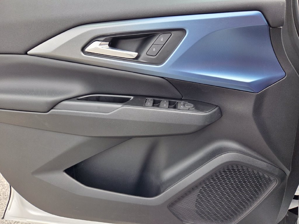Certified 2024 Chevrolet Equinox EV LT FWD image 21