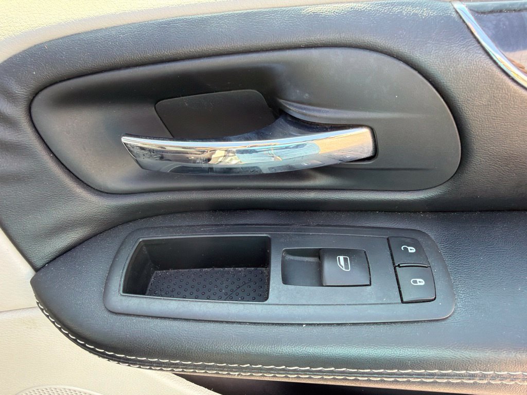 Used 2015 Chrysler Town & Country Touring-L w/ Driver Convenience Group FWD image 11