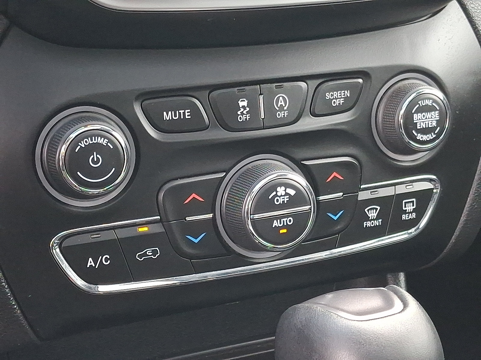 Used 2020 Jeep Cherokee Limited AWD/4WD image 17